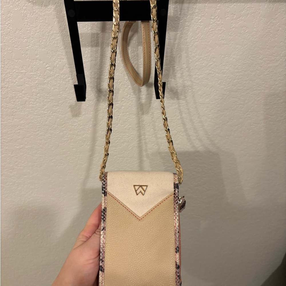 Elegant Kelly Wynne Out and About  Cream and Tan Crossbody Bag